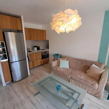 Modern 1br Quiet 10 Min Walk To